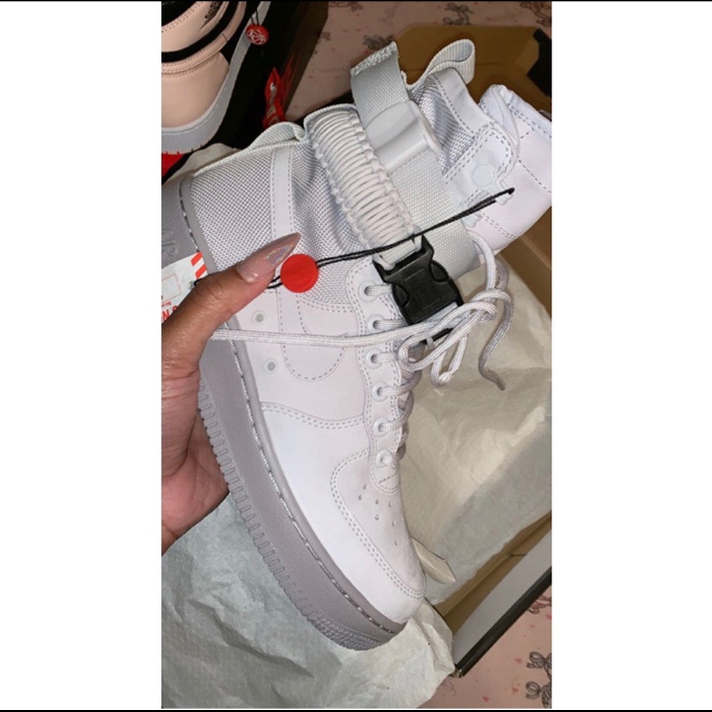NIKE SIZE 8 WOMEN/ 6 MEN
